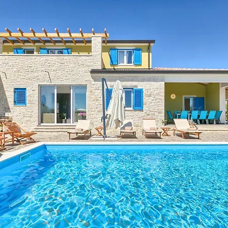 Villa Sleeps 10 Pool Air Con Wifi *
