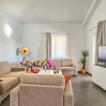 Sleeps 10 Pool Air Con Wifi Villa