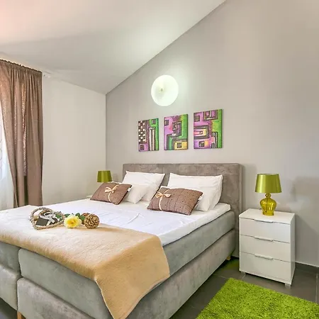Sleeps 10 Pool Air Con Wifi Villa Tomišići