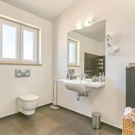 Sleeps 10 Pool Air Con Wifi Tomišići