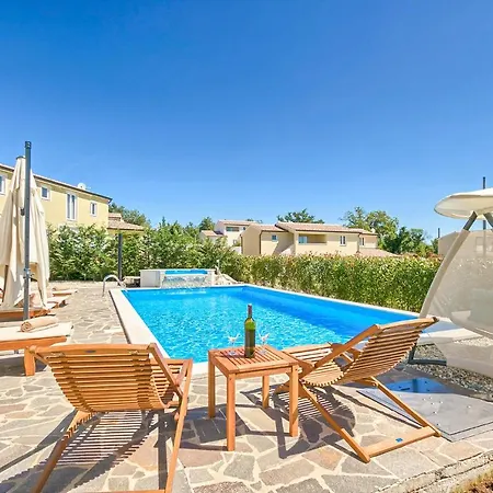 Sleeps 10 Pool Air Con Wifi Tomišići