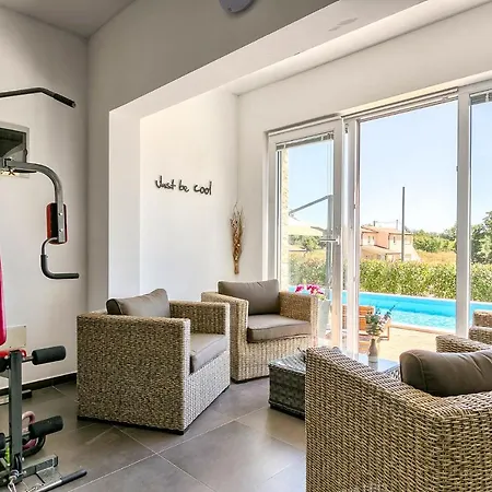 Sleeps 10 Pool Air Con Wifi * Tomisici