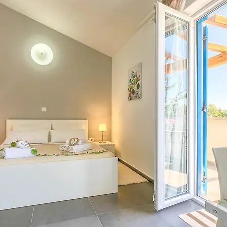 Villa Sleeps 10 Pool Air Con Wifi Tomišići