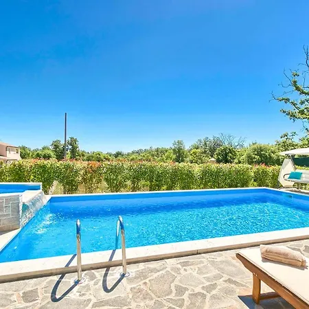 Sleeps 10 Pool Air Con Wifi Tomisici