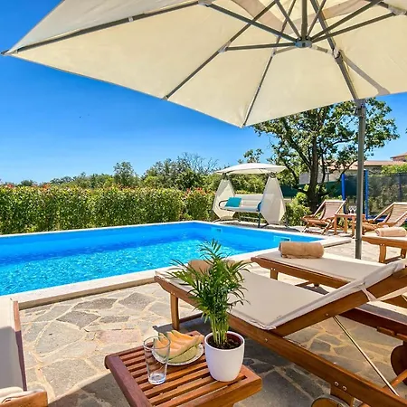 Villa Sleeps 10 Pool Air Con Wifi